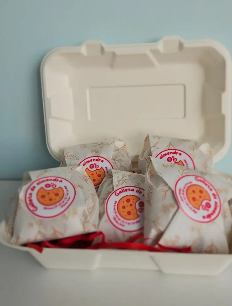 caja de galletas de almendras.webp