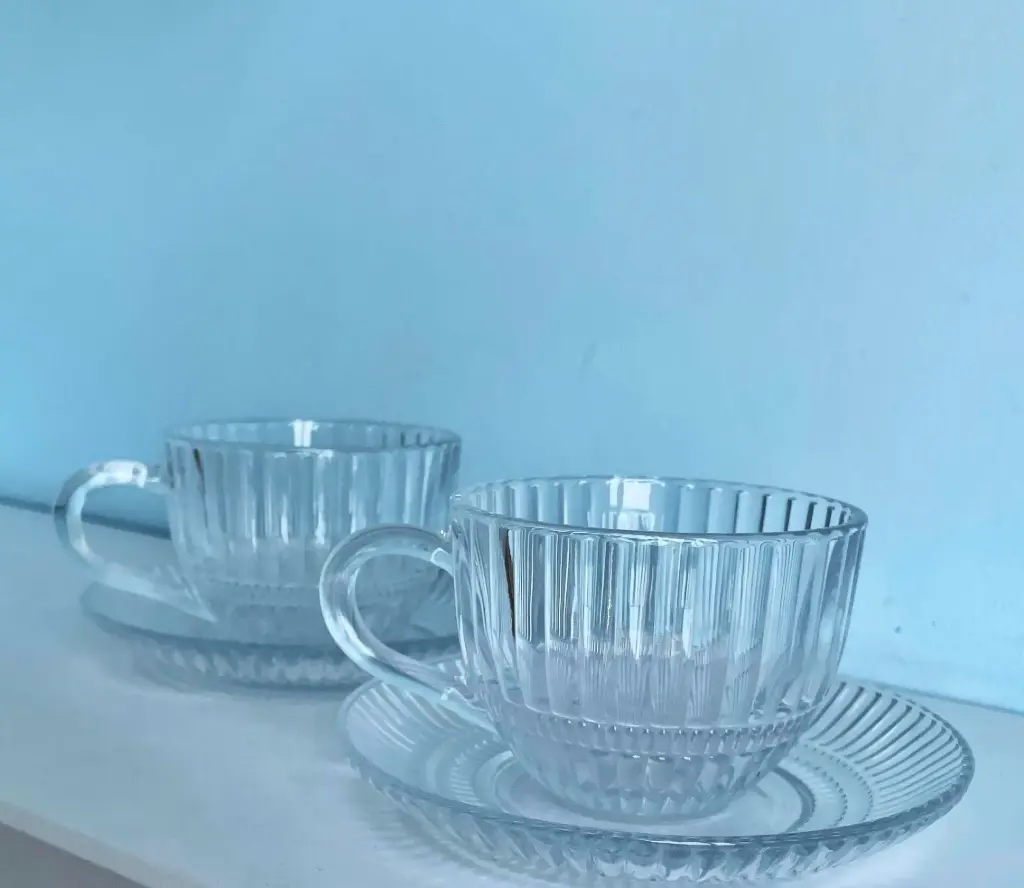 Taza con plato de vidrio
